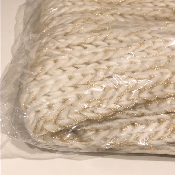 🆑 Chunky Cream Cable-Knit Scarf - Picture 2 of 2